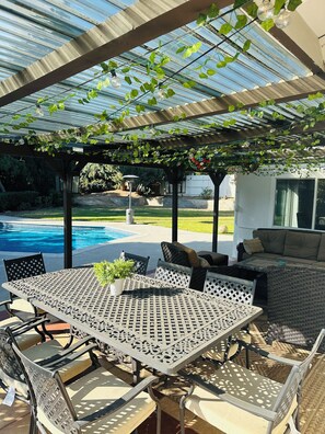 Outdoor dining - ༄Adorable༄ 4 bedroom home with Pool & more (Los Angeles)