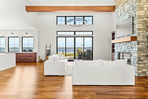 TV connectée, cheminée, jeux vidéo, chaîne hi-fi