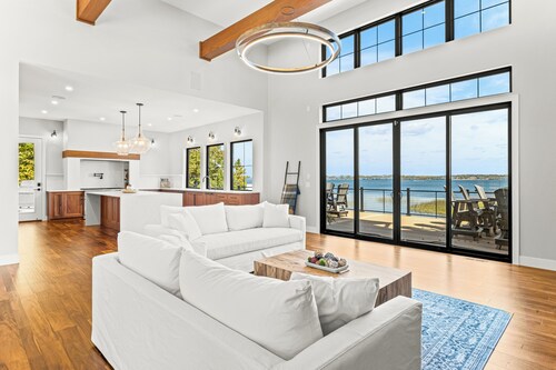 Grand Lake Miltona Home Level Lakeshore 5000sqft 6BR Sleeps 16 12-Person Hot Tub