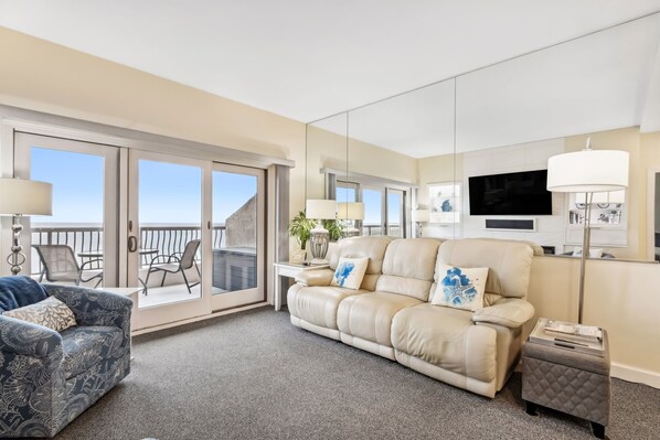 Een televisie en een open haard