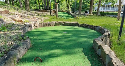 Cozy Bungalow in the Ozark Mountains-Near Table Rock-Daily Branson Attraction Tickets-Dog Friendly