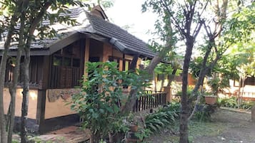 Villa | 2 bedrooms, desk, free WiFi, bed sheets