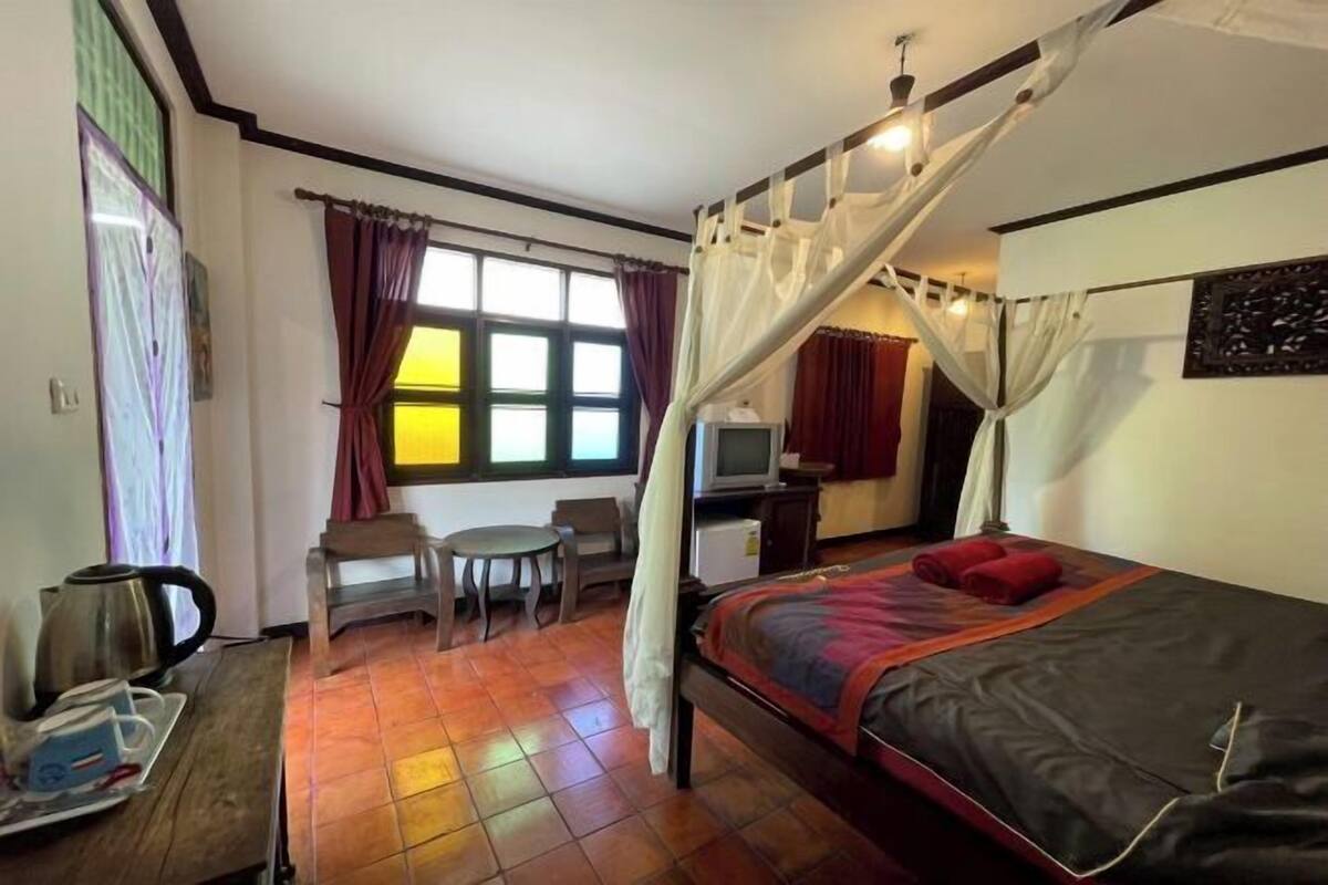 Desk, free WiFi, bed sheets