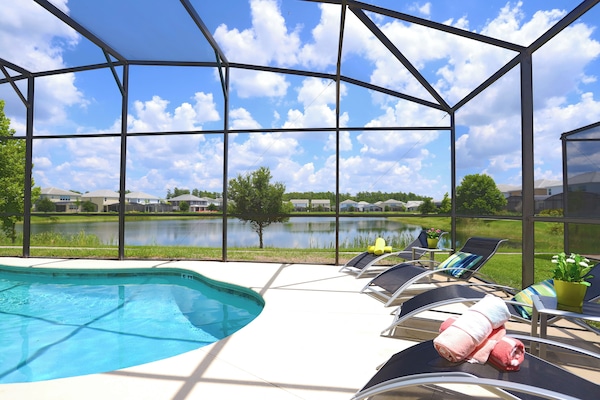 Een buitenzwembad en een verwarmd zwembad