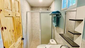 Ducha, toallas, jabón, shampoo