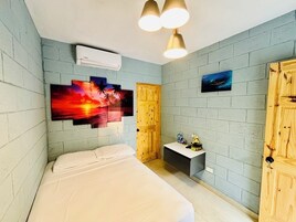 Cortinas blackout, wifi gratis y ropa de cama 