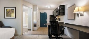 Charming hotel suite w/WiFi, AC, fitness room/Pet friendly/Centrally located