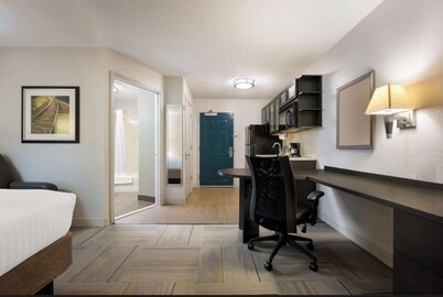 Charming hotel suite w/WiFi, AC, fitness room/Pet friendly/Centrally located