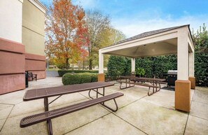 Outdoor dining - Charming hotel suite w/WiFi, AC, fitness room/Pet friendly/Centrally located (Huntsville)