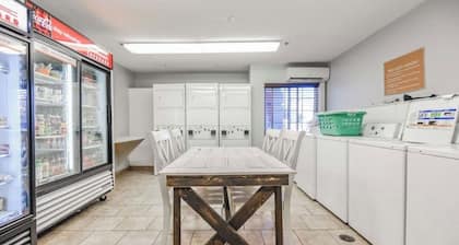 Charming hotel suite w/WiFi, AC, fitness room/Pet friendly/Centrally located
