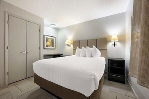 1 bedroom, iron/ironing board, WiFi, bed sheets - Charming hotel suite w/WiFi, AC, fitness room/Pet friendly/Centrally located (Huntsville)