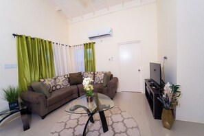 Smart TV - Tropical Escape, Spacious 2 Bedroom Vacation Oasis with WiFi, AC (Stonebrook Manor Falmouth)