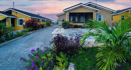 Tropical Escape, Spacious 2 Bedroom Vacation Oasis with WiFi, AC