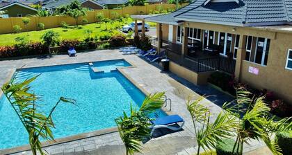 Tropical Escape, Spacious 2 Bedroom Vacation Oasis with WiFi, AC