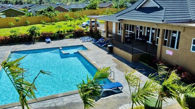 Tropical Escape, Spacious 2 Bedroom Vacation Oasis with WiFi, AC