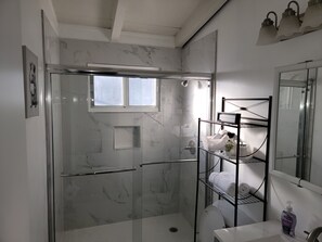 Dusche, Haartrockner, Handtücher, Seife