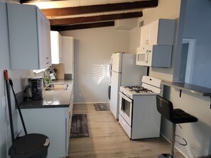 Private kitchen - Charming 1-bedroom apartment in welcoming Inglewood with AC, WiFi (Inglewood)
