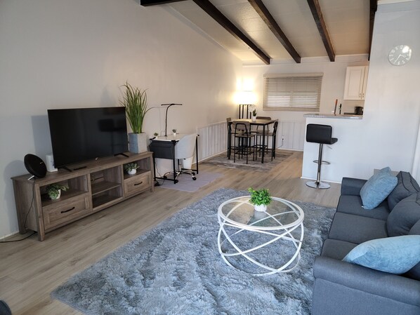 Smart TV - Charming 1-bedroom apartment in welcoming Inglewood with AC, WiFi (Inglewood)