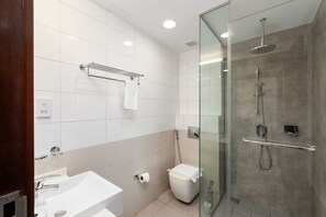 シャワー、ヘアドライヤー、タオル