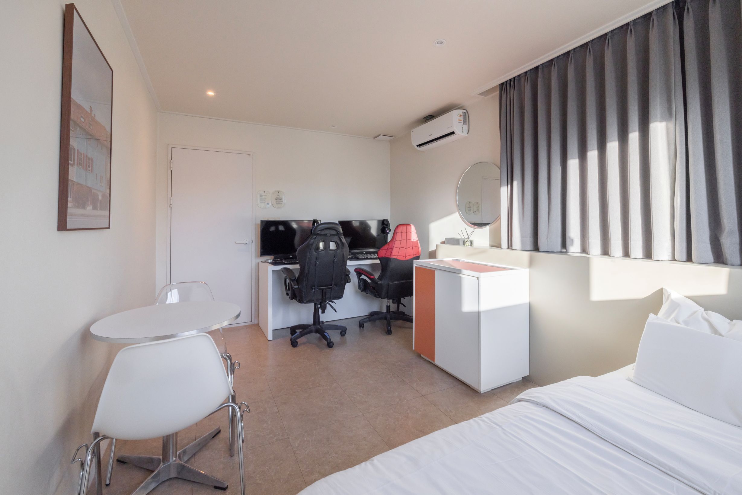 Deluxe 2PC | デスク、ノートパソコン用作業スペース、防音設備、WiFi (無料)