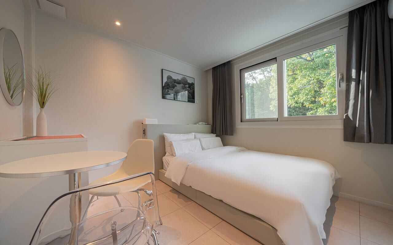 Standard | Desk, laptop workspace, soundproofing, free WiFi