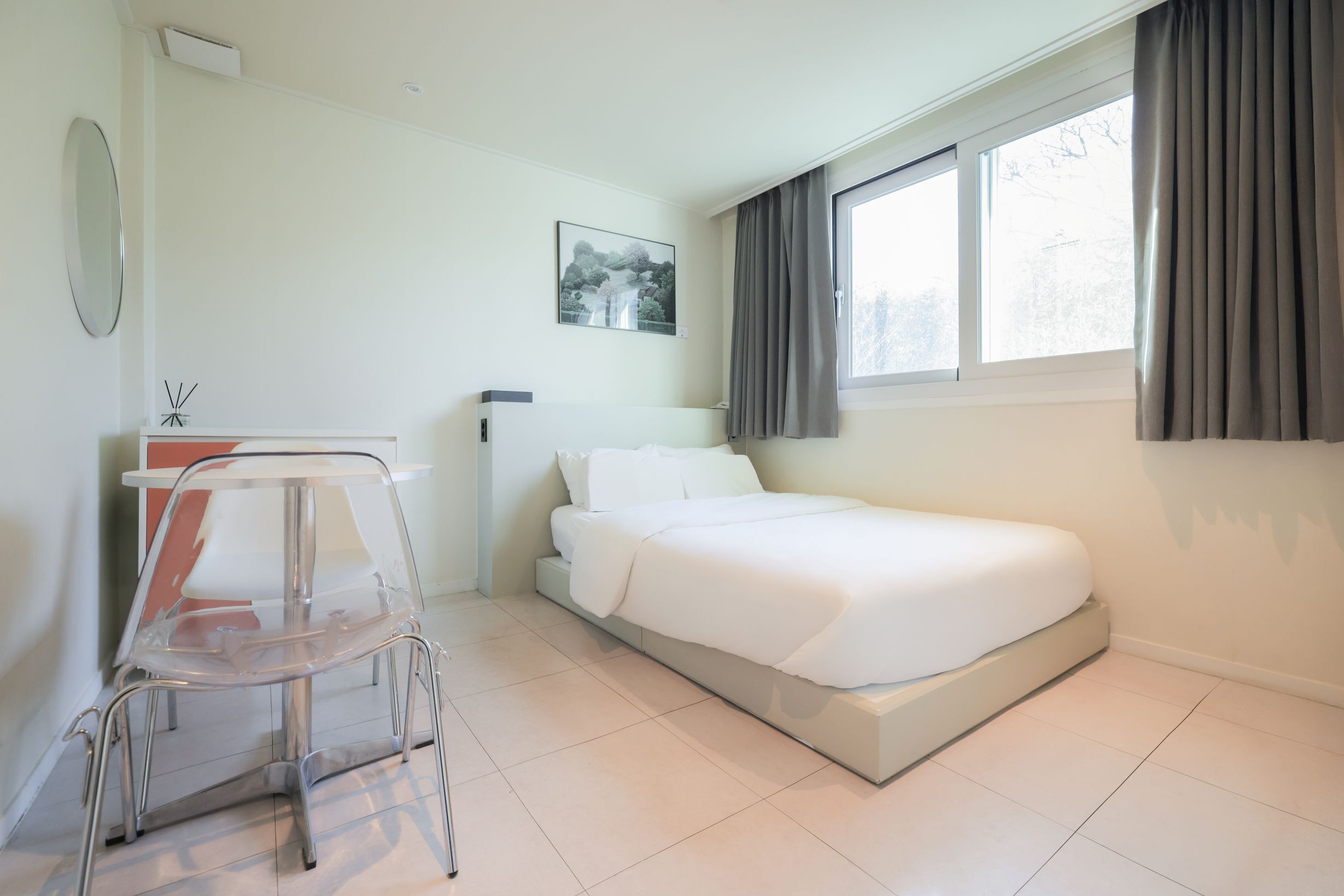 مكتب ومساحة عمل للكمبيوتر المحمول وتجهيزات عازلة للصوت وواي فاي مجانًا