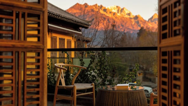 Habitación de madera tradicional con vistas a las montañas.