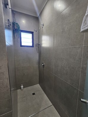 Douche, sĂšche-cheveux, serviettes fournies, savon