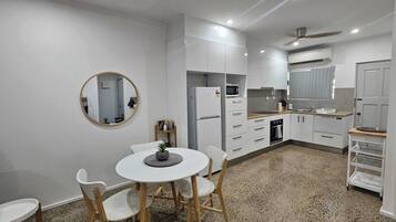 Micro-ondes, four, plaque de cuisson, lave-vaisselle