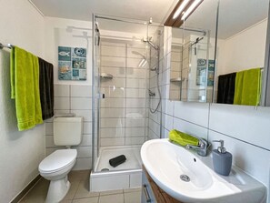 Shower - 1-room vacation apartment near the harbor with a small garden - Haus Windland FeWo 24 - House (Wiek)