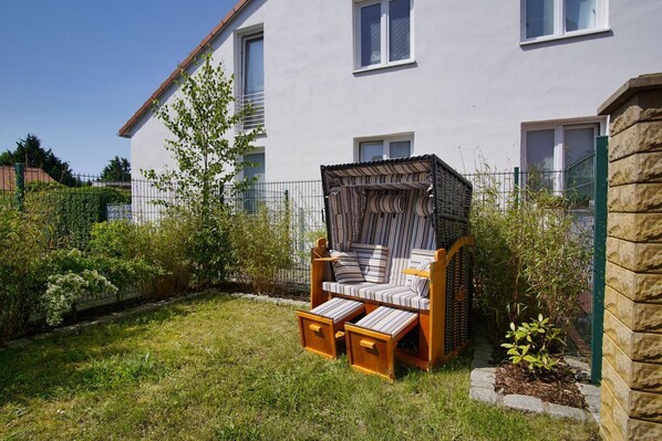 Property grounds - 1-room vacation apartment near the harbor with a small garden - Haus Windland FeWo 24 - House (Wiek)