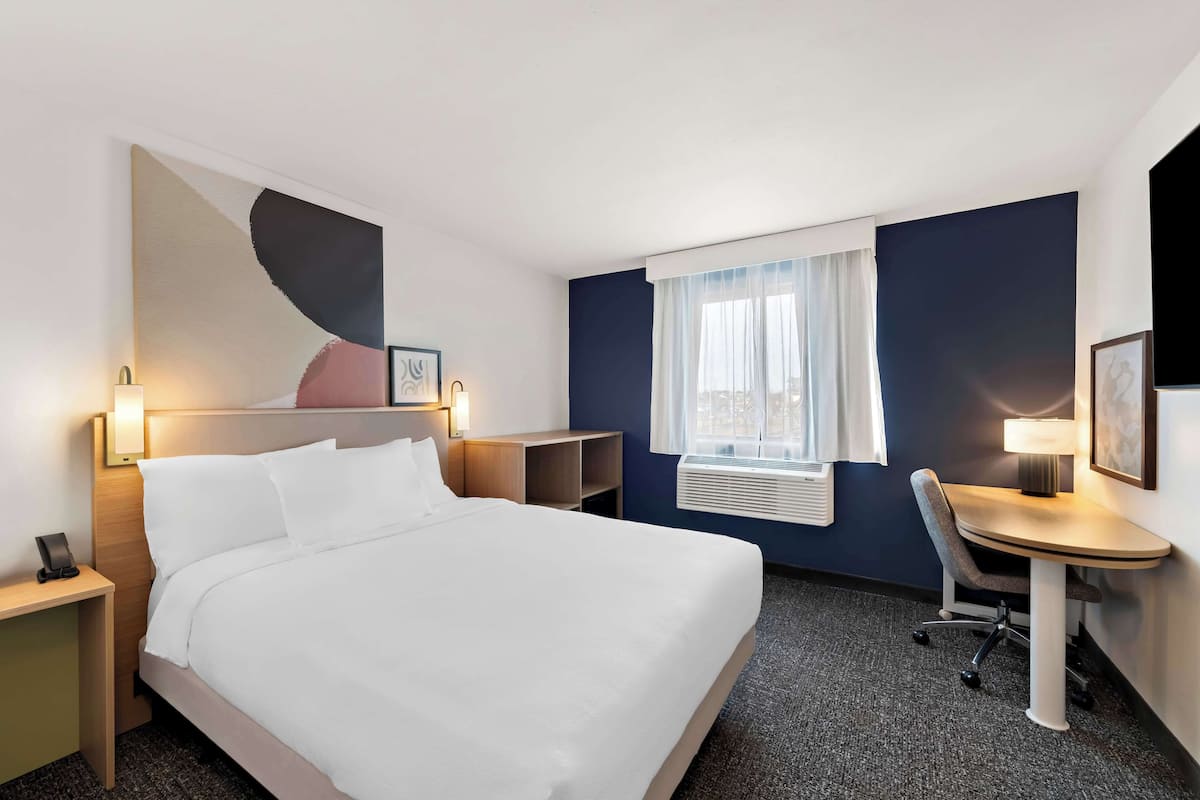 Room, 1 Queen Bed, Accessible, Bathtub (Mobility & Hearing) | Hypo-allergenic bedding, down comforters, pillowtop beds, desk