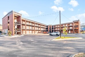 Exterior - Charming 2-bedroom dog-friendly condo walking distance to Downtown Clarksville. (Clarksville)