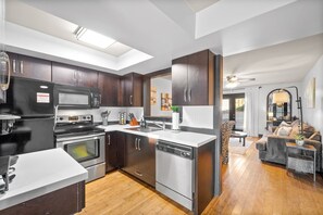 Fridge, microwave, oven, stovetop - Charming 2-bedroom dog-friendly condo walking distance to Downtown Clarksville. (Clarksville)