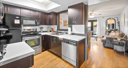 Charming 2-bedroom dog-friendly condo walking distance to Downtown Clarksville.