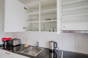 Réfrigérateur, micro-ondes, four, plaque de cuisson