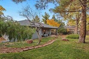 Exterior - West Sedona modern home with thunder mountain views/patio is a private oasis/Pet (Sedona)
