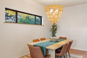 Dining - West Sedona modern home with thunder mountain views/patio is a private oasis/Pet (Sedona)