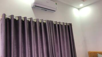 Quadruple Room | Desk, blackout drapes, free WiFi, bed sheets