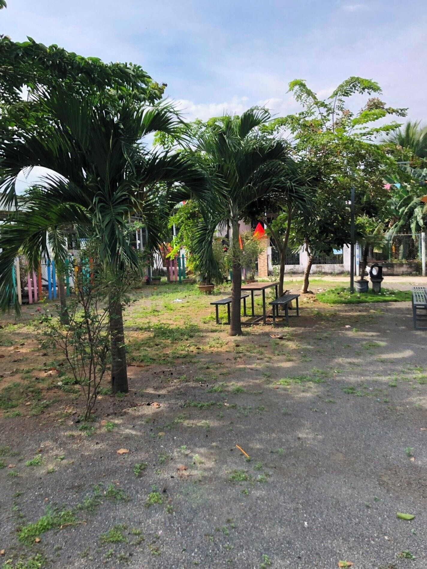 สนามรอบบริเวณ