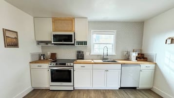 冰箱、微波炉、烤箱、炉灶