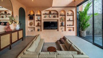 Deluxe villa, 1 slaapkamer, privézwembad, uitzicht op zwembad | Woonruimte | Een 32-inch smart-tv met digitale zenders