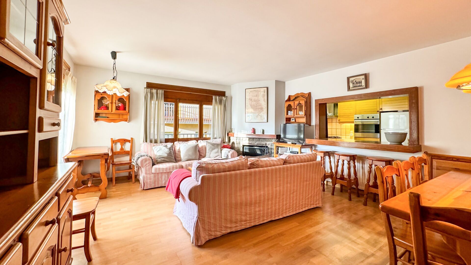 Een televisie en een open haard