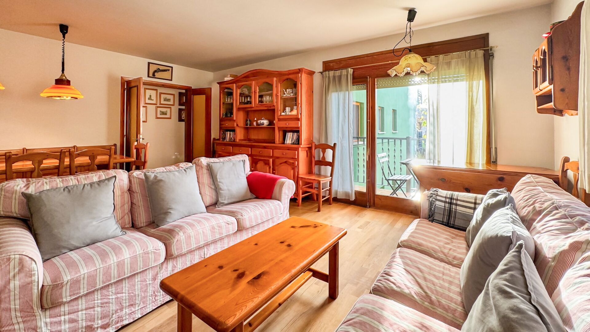 Una televisión, una chimenea