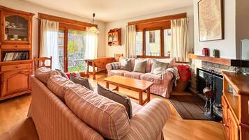 Una televisión, una chimenea