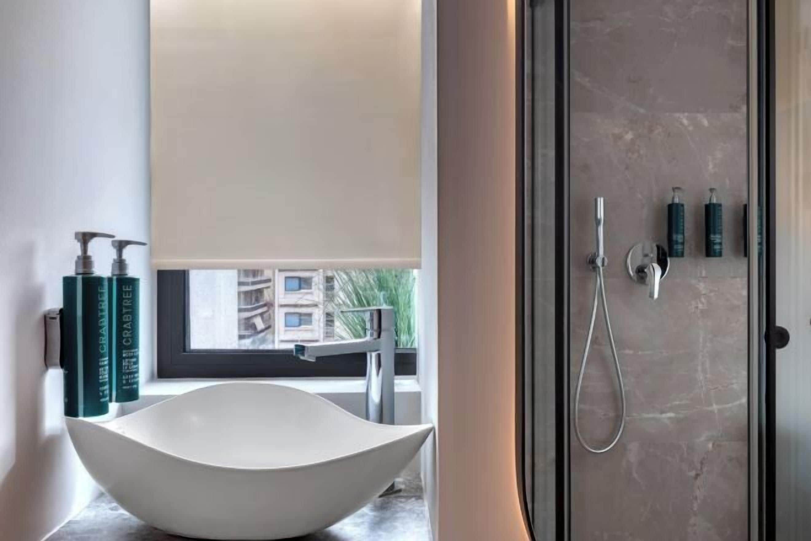 Salle de bain | Douche, articles de toilette gratuits, serviettes fournies