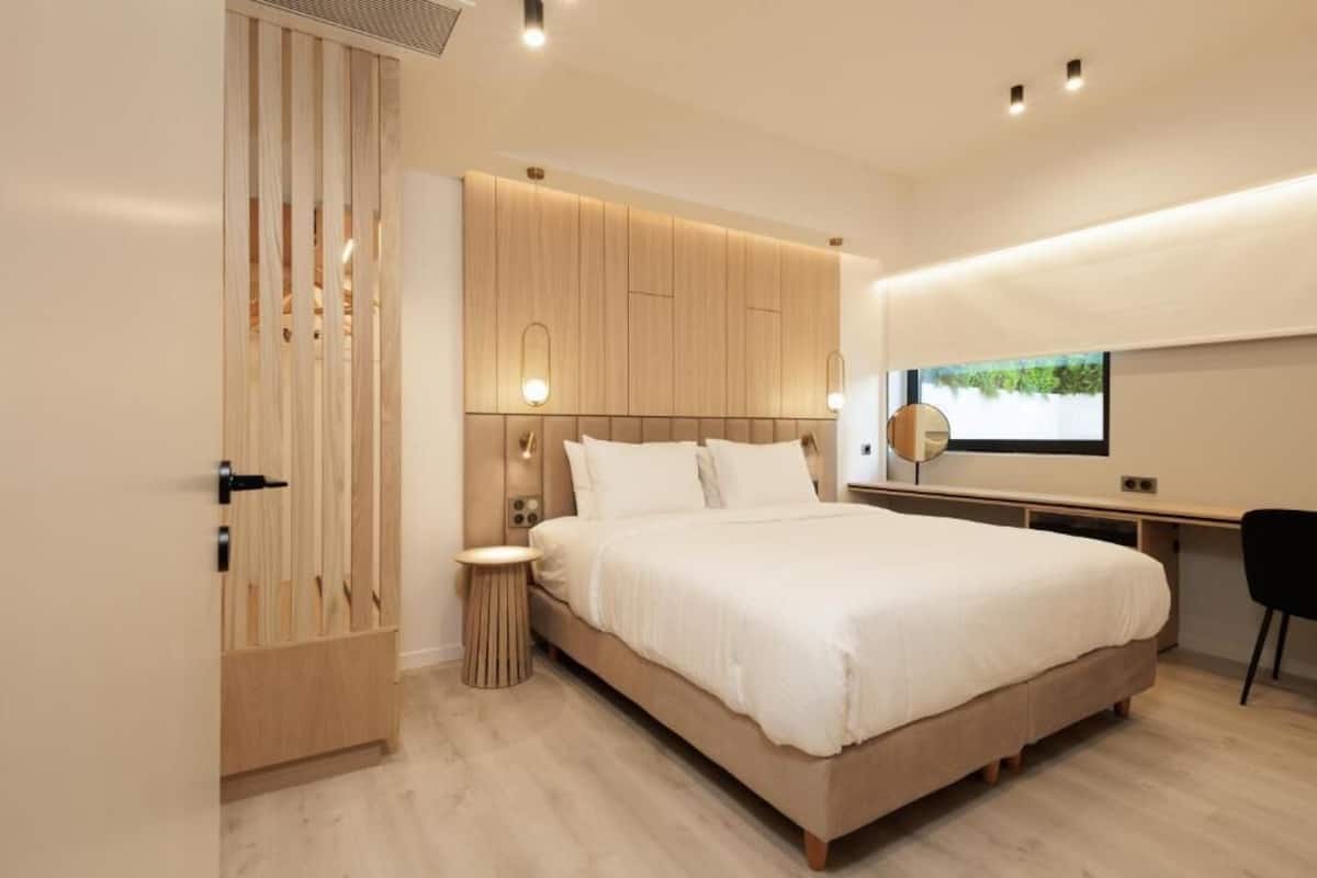 Chambre familiale, 1 grand lit | Système dâinsonorisation, accès au Wi-Fi (inclus), literie fournie