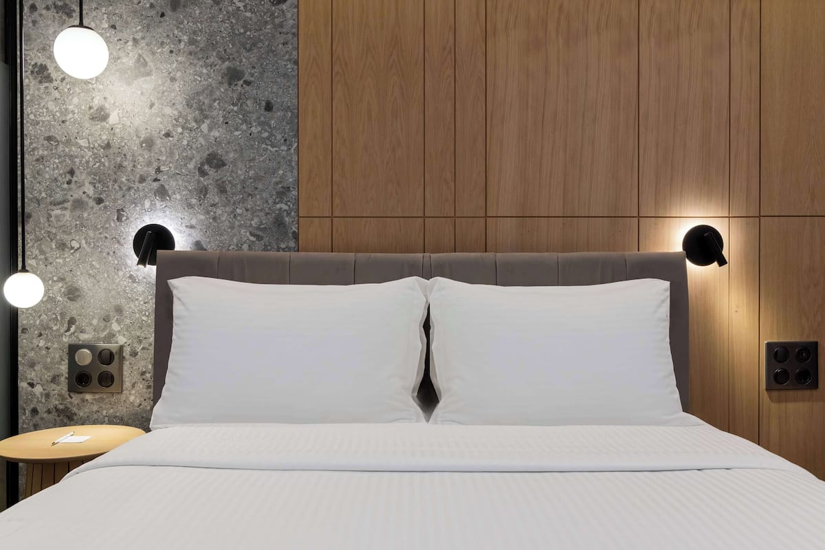 Chambre, 1 grand lit | Système dâinsonorisation, accès au Wi-Fi (inclus), literie fournie