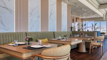 Desayuno buffet diario (EUR 20 por persona)