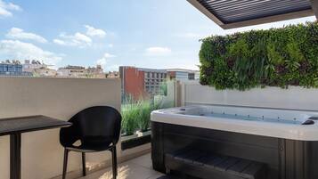 Habitació Deluxe, 1 llit de matrimoni, banyera d'hidromassatge, vistes a la ciutat | Vista des de l'habitació